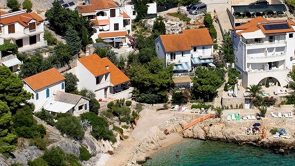 Čudovita apartmajska vila v prvi vrsti ob morju v Primoštenu!