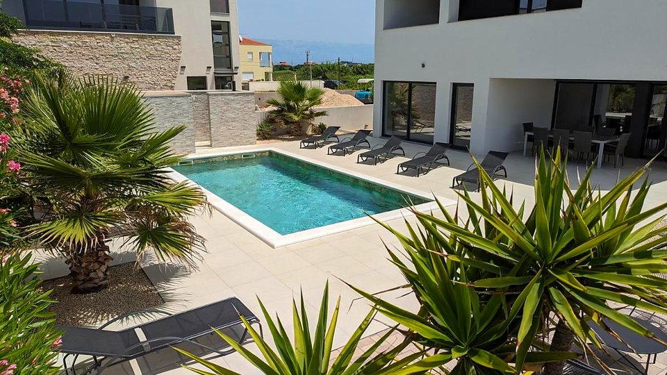Moderna luksuzna vila s pogledom na morje v bližini Zadra!