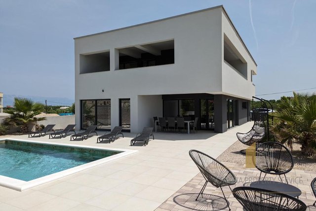 Moderna luksuzna vila s pogledom na more u okolici Zadra!