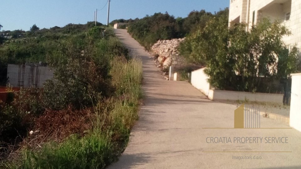 BUILDING LAND PLOT SURFACE 931 SQM, NICE, QUIT PLACE, 70 METERS AWAY FROM THE SEA, ŠOLTA!