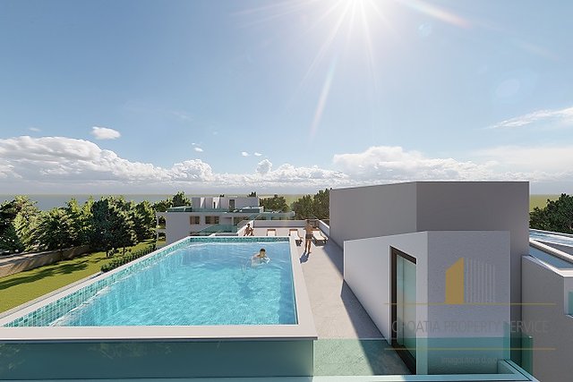 Luksuzni penthouse s krovnom terasom o bazenom prvi red do mora u okolici Zadra!