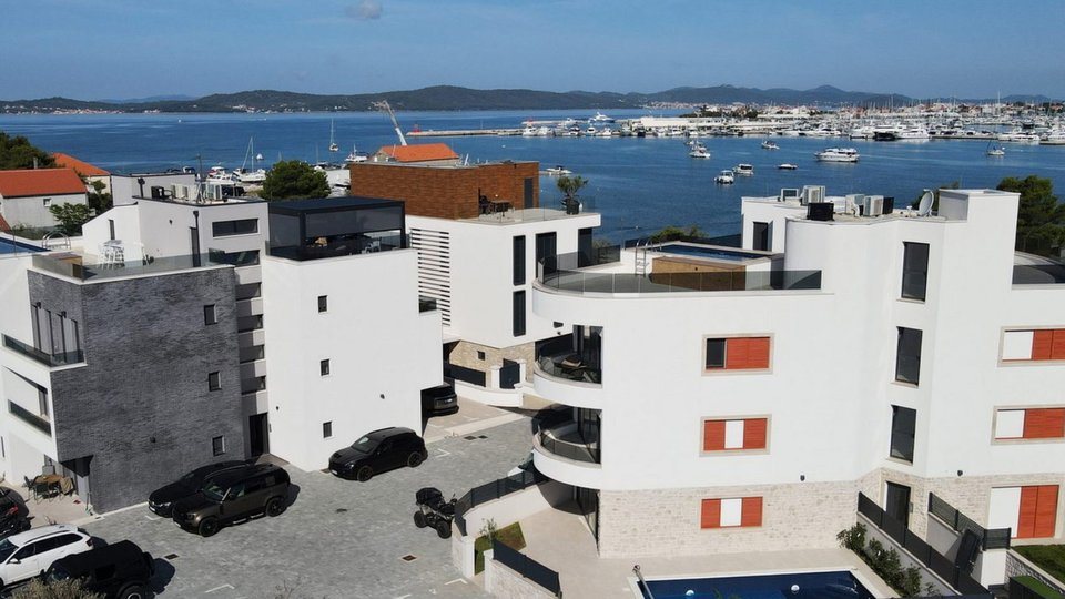 Luxuriöses Penthouse mit Dachterrasse mit Swimmingpool, erste Reihe zum Meer in der Nähe von Zadar!