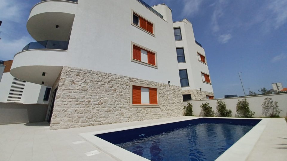 Luxury penthouse with a roof terrace with a swimming pool, first row to the sea in the vicinity of Zadar!