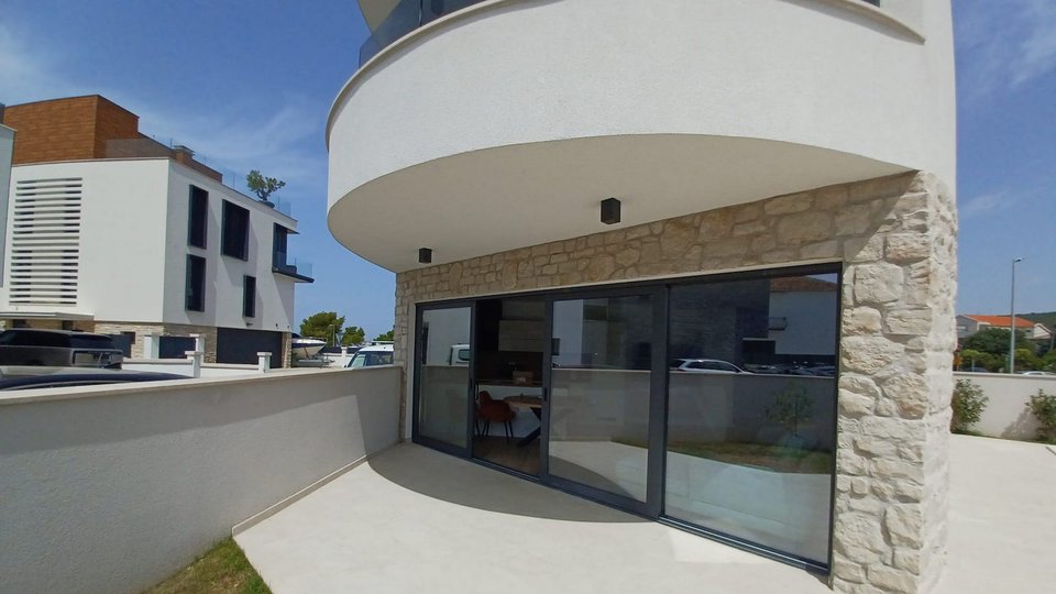 Luxury penthouse with a roof terrace with a swimming pool, first row to the sea in the vicinity of Zadar!