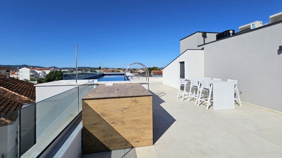 Luksuzni penthouse s krovnom terasom o bazenom prvi red do mora u okolici Zadra!