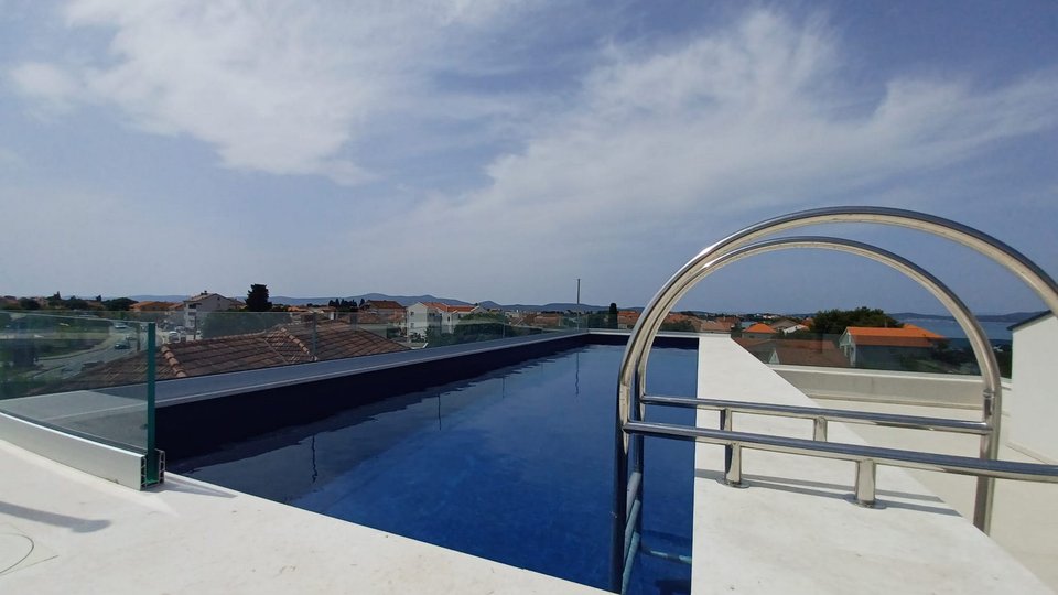 Attico di lusso con terrazza sul tetto con piscina, prima fila sul mare nelle vicinanze di Zara!
