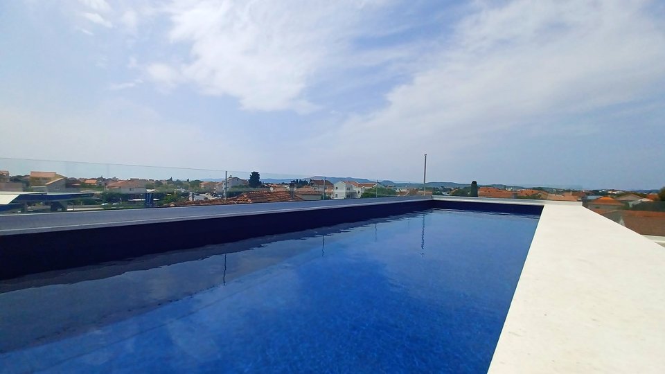 Luksuzni penthouse s strešno teraso z bazenom, prva vrsta do morja v bližini Zadra!