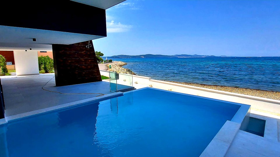 Luxury apartment in a TOP location, first row to the beach in the vicinity of Zadar!