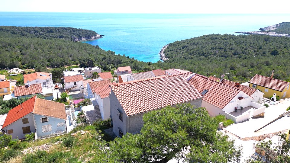 Apartment in a great location with a view of the sea on the island of Vis!