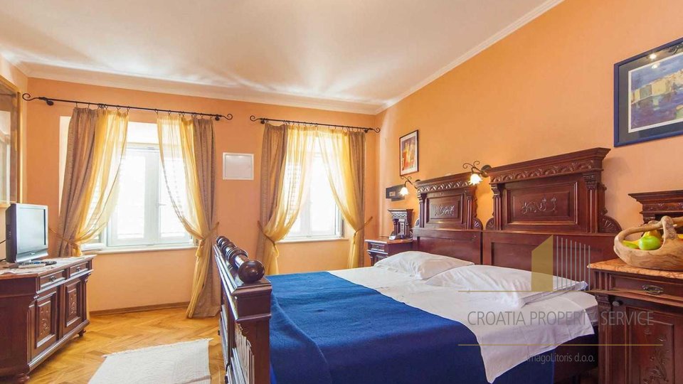HOUSE IN PALACE WITH SEVERAL APARTMENTS ON THE UNIQUE LOCATION IN THE HEART OF DUBROVNIK!