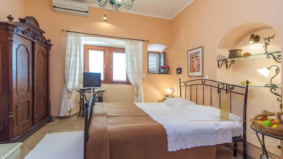 HOUSE IN PALACE WITH SEVERAL APARTMENTS ON THE UNIQUE LOCATION IN THE HEART OF DUBROVNIK!