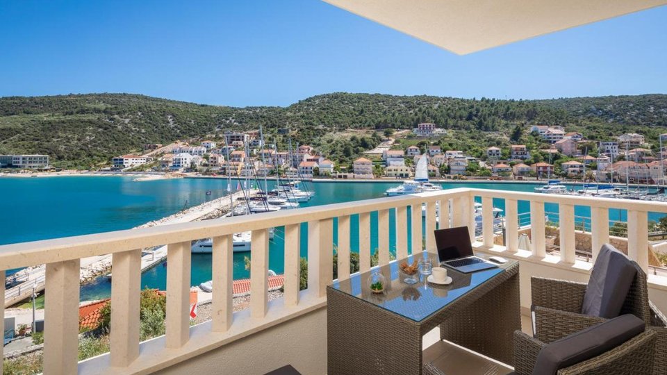 Luxuriöse Apartmentvilla in erster Reihe zum Meer – Marina!