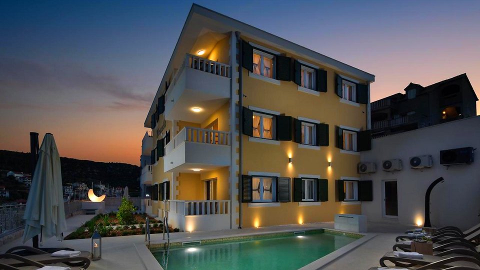 Luxuriöse Apartmentvilla in erster Reihe zum Meer – Marina!