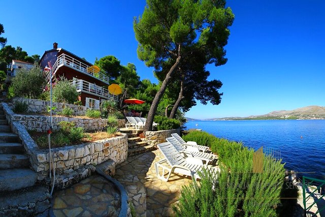 Una meravigliosa casa in prima fila sulla spiaggia con tre appartamenti, terrazze e giardino - l'isola di Čiovo!
