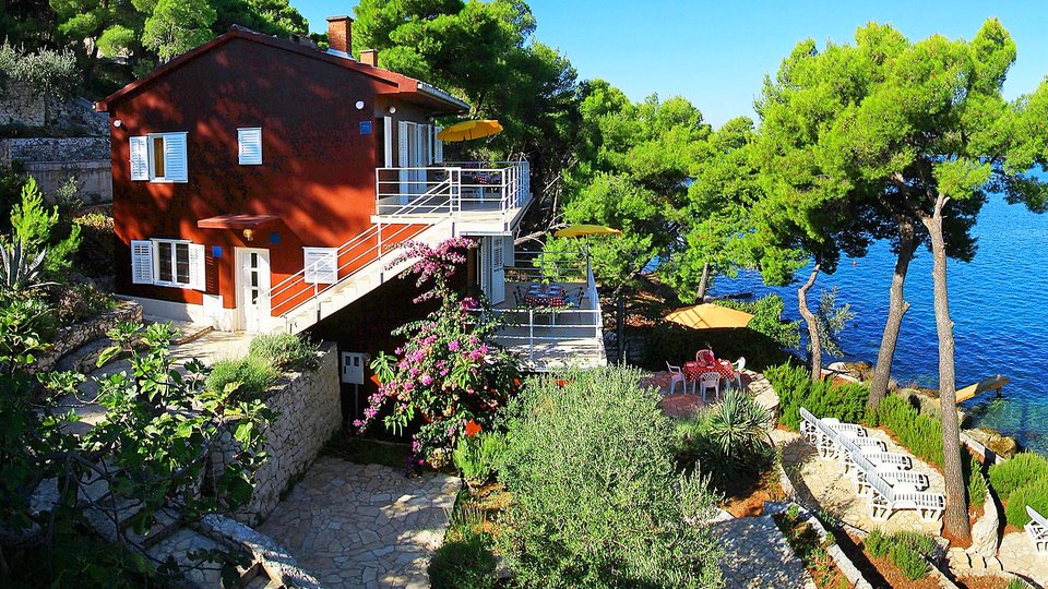 Ein wunderschönes Haus in der ersten Reihe am Strand mit drei Wohnungen, Terrassen und einem Garten – die Insel Čiovo!