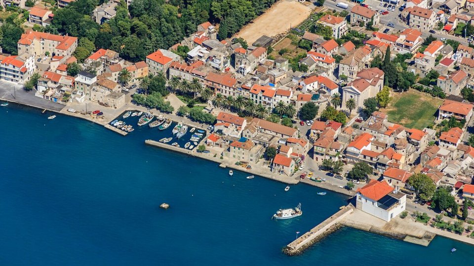 Građevinsko zemljište na fantastičnoj lokaciji pored mora u okolici Splita!