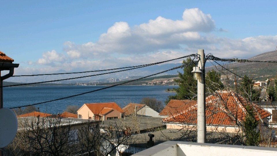 A unique apartment house with great potential near the sea in the vicinity of Zadar!