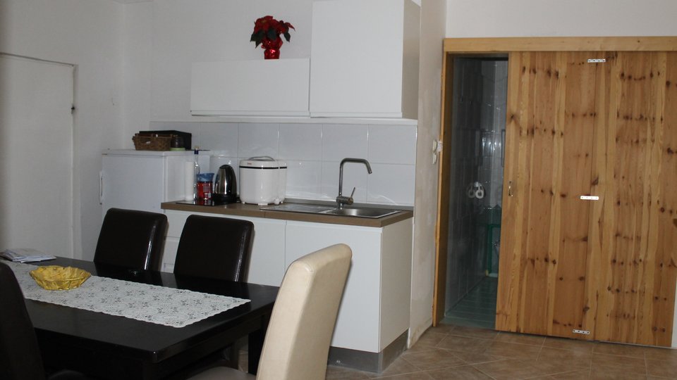A unique apartment house with great potential near the sea in the vicinity of Zadar!