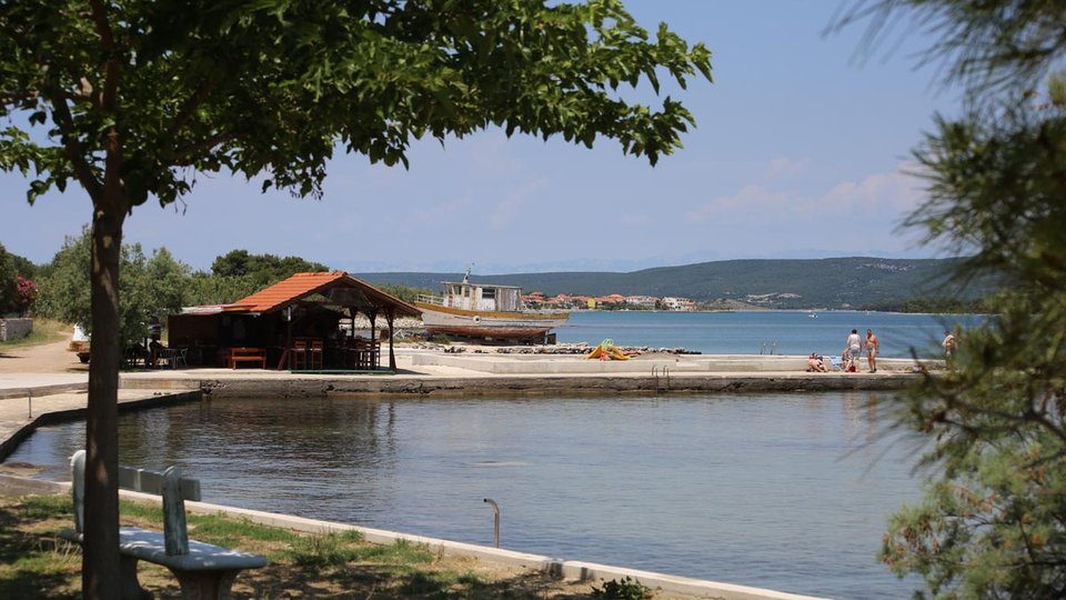 Terreno edificabile con progettazione concettuale a 100 dal mare sull'isola di Pašman!