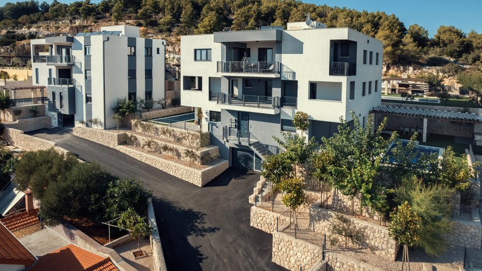 Spacious luxury apartment with pool and garden - Šibenik!