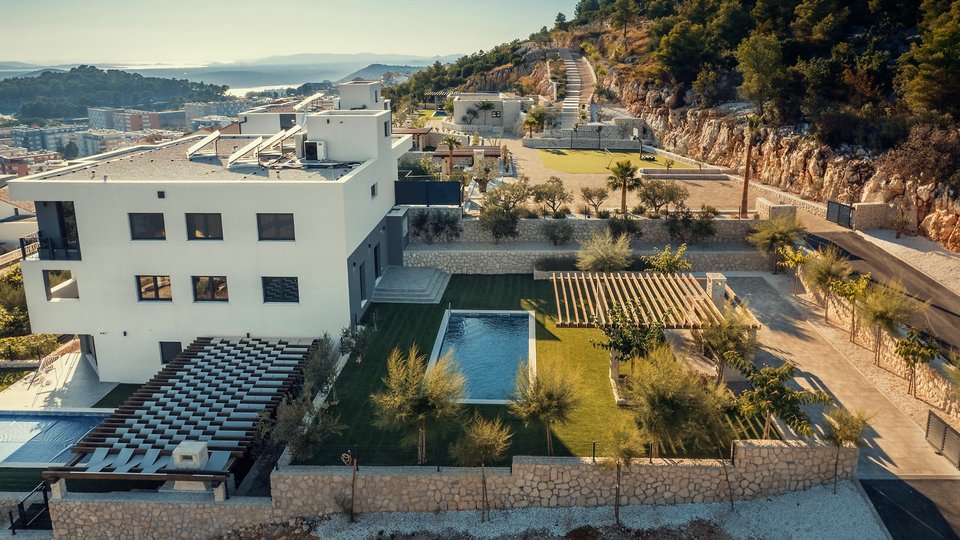 Spazioso appartamento di lusso con piscina e giardino - Sebenico!
