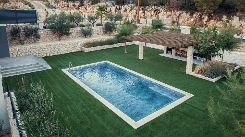 Prostorno luksuzno stanovanje z bazenom in vrtom - Šibenik!
