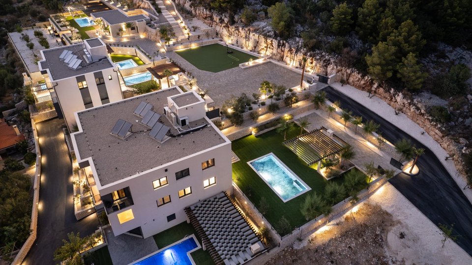Spacious luxury apartment with pool and garden - Šibenik!