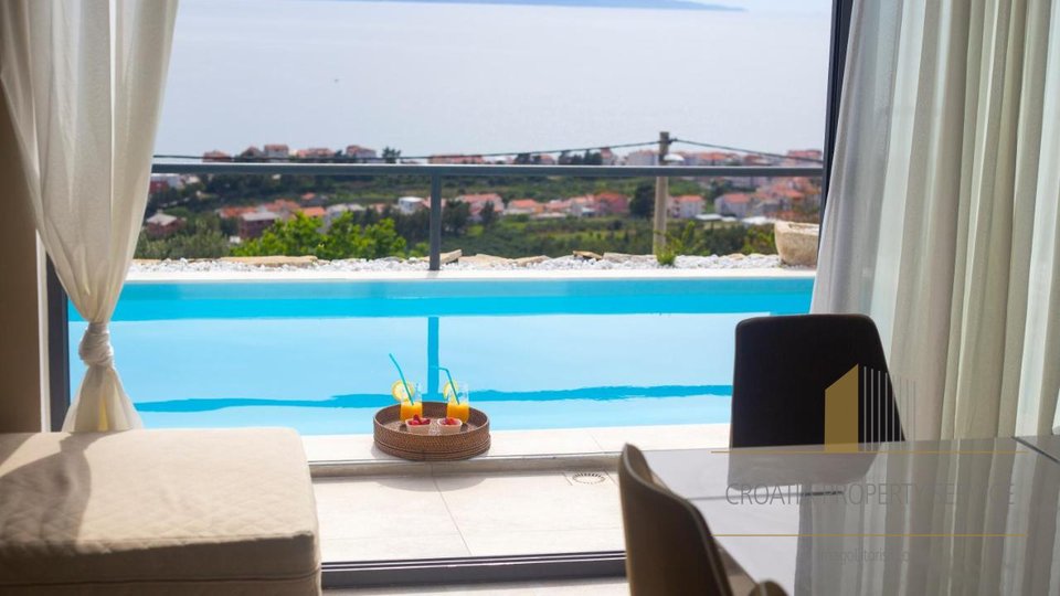 Urban villa with a panoramic view of the sea and the city of Split - Podstrana!
