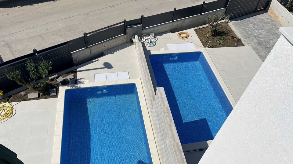 Luxuriöses mehrstöckiges Apartment in einer Maisonette-Villa mit Pool in Meeresnähe - Tribunj!