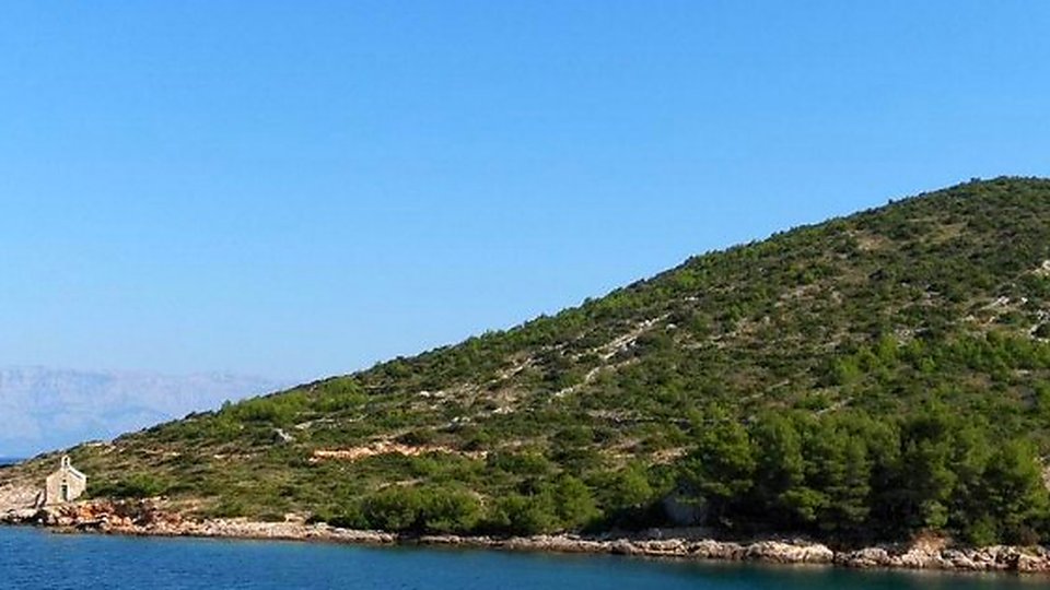 Atraktivno zemljišče s pogledom na morje v turistični coni na otoku Hvar!