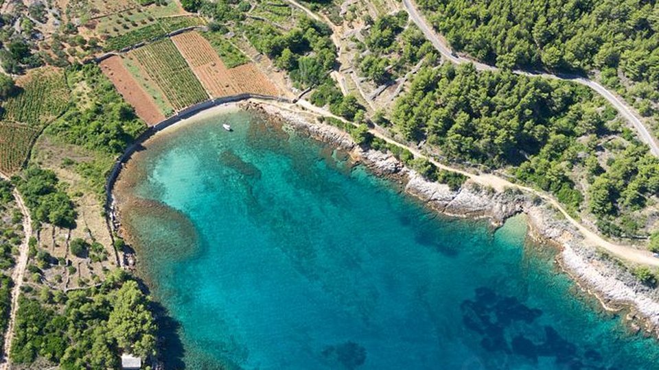 Atraktivno zemljišče s pogledom na morje v turistični coni na otoku Hvar!
