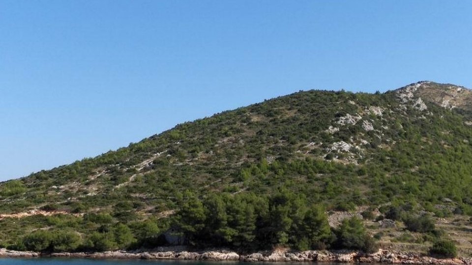 Attraente terreno con vista mare nella zona turistica dell'isola di Hvar!