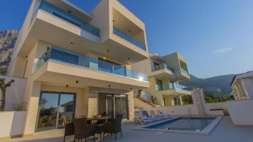 Super moderna vila z bazenom s panoramskim pogledom na morje - Makarska!