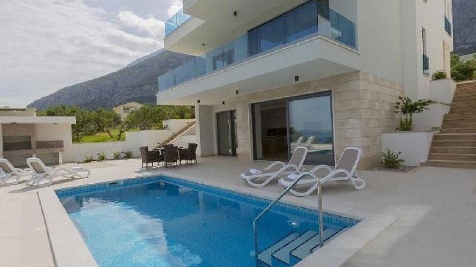 Super moderna vila s bazenom s panoramskim pogledom na more - Makarska!