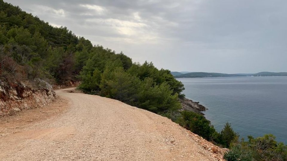 Agricultural land, first row by the sea on the island of Hvar!