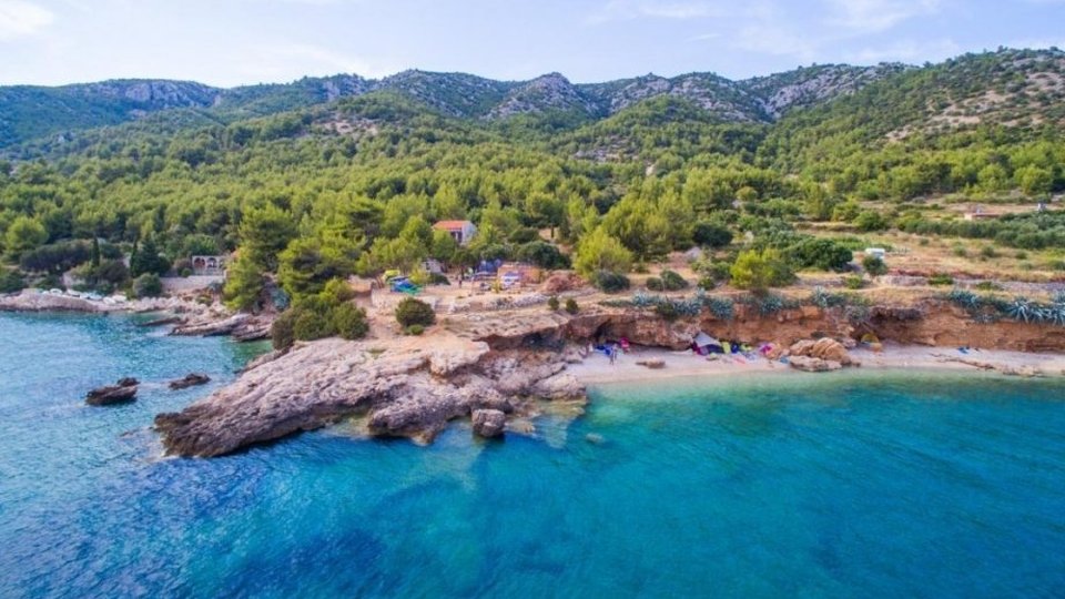 Attractive land with a house in a TOP location, 1st row by the sea on the island of Hvar!