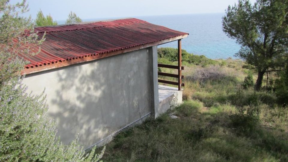Terreno attraente con una casa in una posizione TOP, 1a fila al mare sull'isola di Hvar!