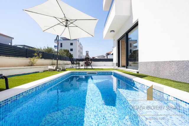 Beautiful apartment with a garden and a pool in a new building 200 m from the beach on Čiovo!