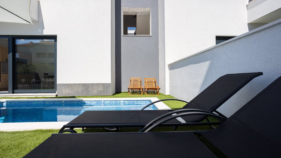 Красивая квартира с садом и бассейном в новом доме в 200 м от пляжа на Чиово!