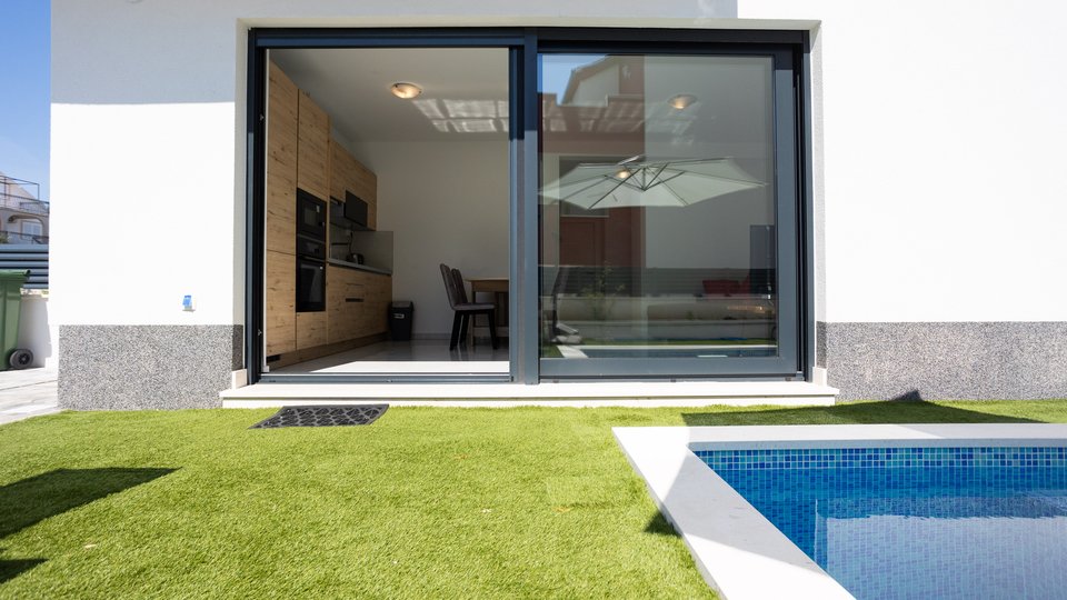 Schöne Wohnung mit Garten und Pool in einem neuen Gebäude 200 m vom Strand entfernt auf Čiovo!