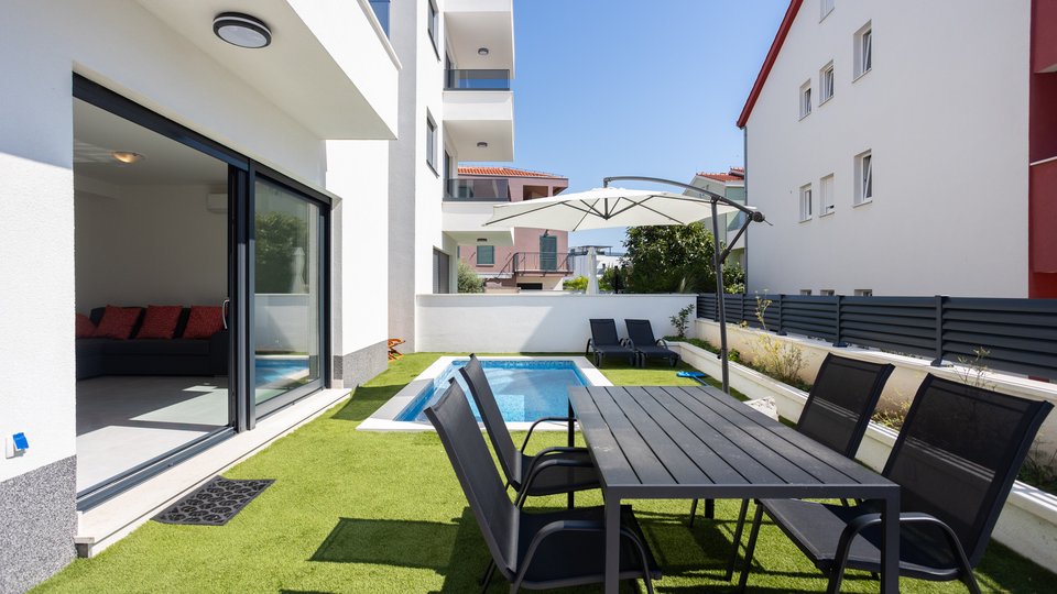 Schöne Wohnung mit Garten und Pool in einem neuen Gebäude 200 m vom Strand entfernt auf Čiovo!