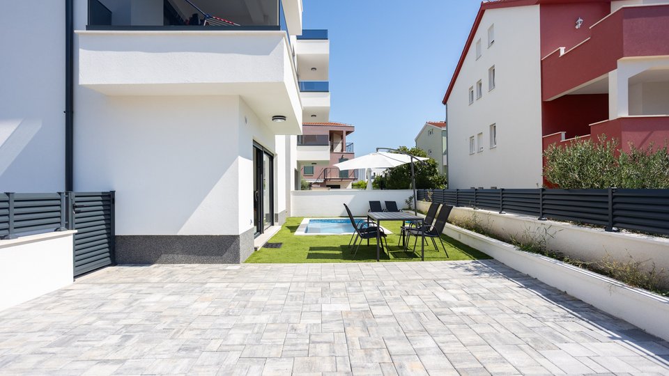 Bellissimo appartamento con piscina in un nuovo edificio a 200 m dalla spiaggia di Čiovo!