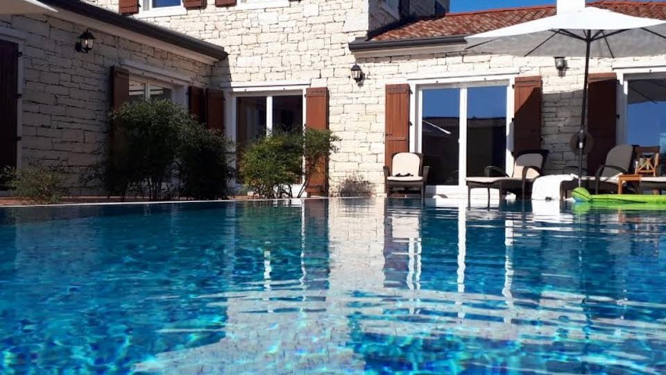 Prekrasna kamena vila s bazenom i prostranom okućnicom - Svetvinčenat, Istra!