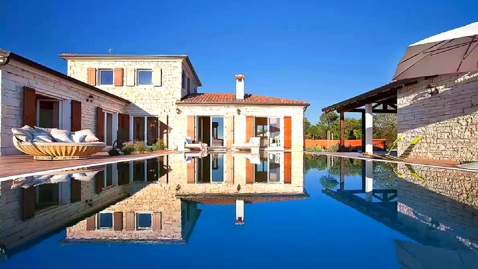 Prekrasna kamena vila s bazenom i prostranom okućnicom - Svetvinčenat, Istra!