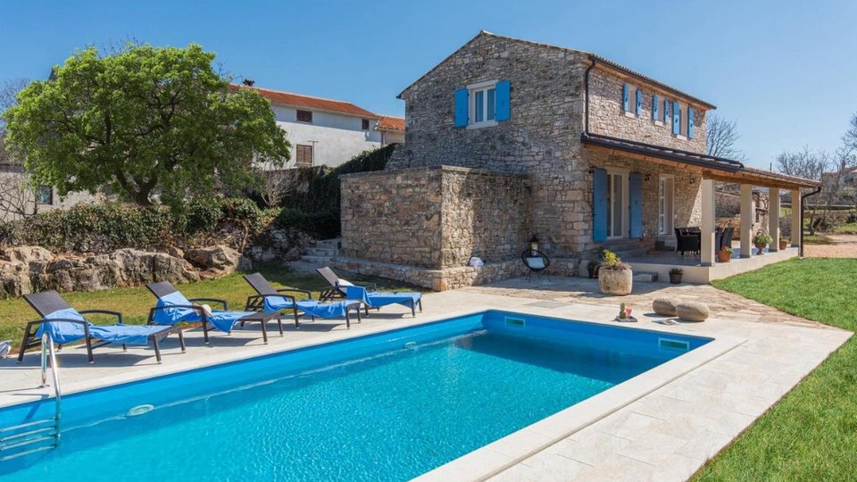 Bellissima villa in pietra ristrutturata con una grande proprietà - Lovreč, Istria!