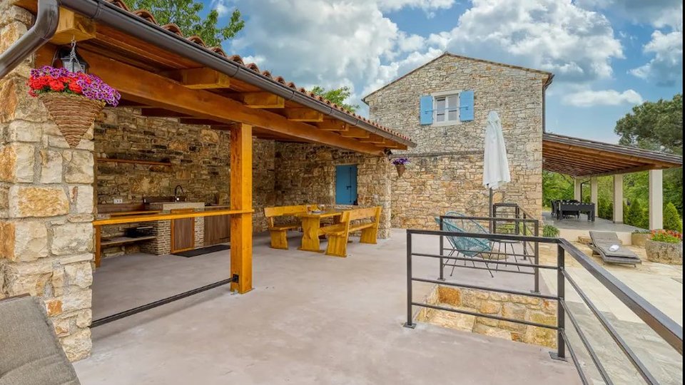 Bellissima villa in pietra ristrutturata con una grande proprietà - Lovreč, Istria!