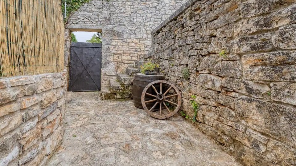 Prekrasna renovirana kamena vila sa velikim imanjem - Lovreč, Istra!