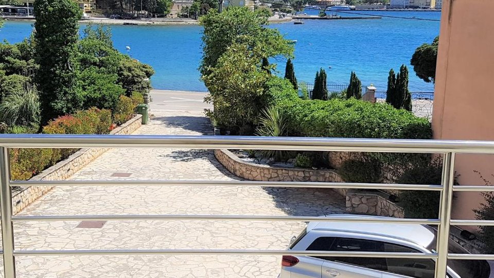 Wunderschöne Apartmentvilla, erste Reihe zum Meer in Zadar!