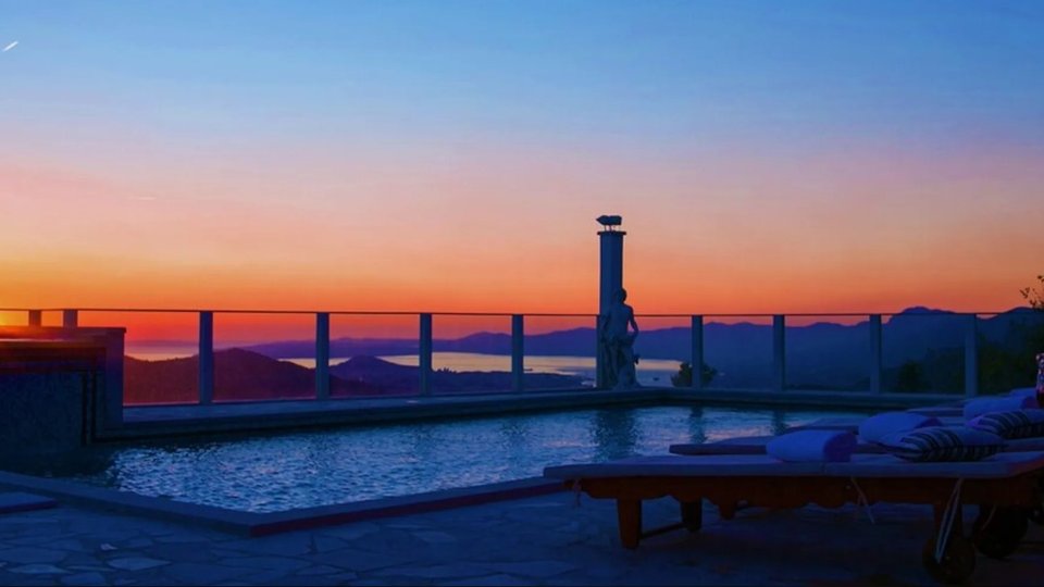Роскошная вилла с панорамным видом на город, море и острова в окрестностях Сплита!