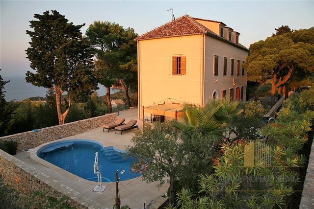The island of Vis - luxury villa with pool and beautiful sea views!
